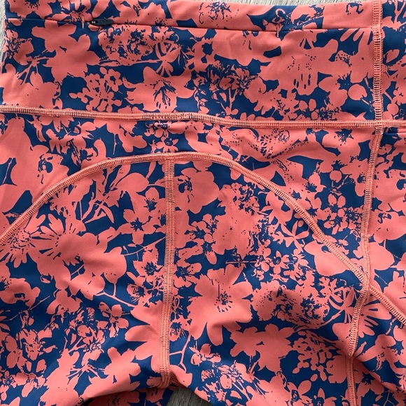 Lululemon Final Lap Crop *23"
Efflorescent Dark Canyon Onyx Blue size 4 - Picture 10 of 15